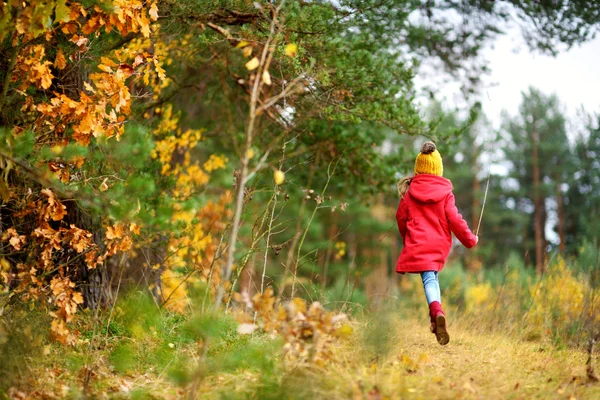 Lilla flickan har roligt utomhus — Stockfoto