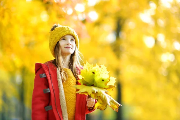 Niña divirtiéndose al aire libre — Foto de Stock