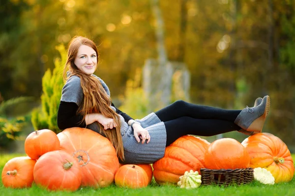 Vrouw plezier op een pompoen patch — Stockfoto