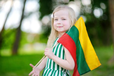küçük kız holding Litvanya bayrağı