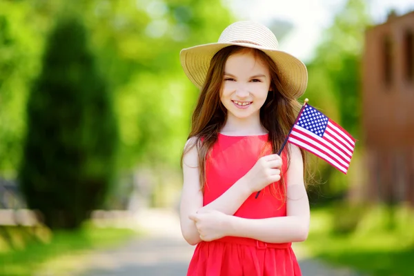 Adorable niña usando sombrero — Foto de Stock