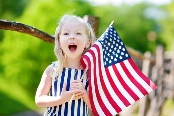 Niña sosteniendo bandera americana — Foto de Stock
