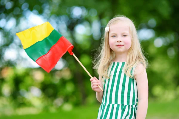 Menina segurando bandeira lituana — Fotografia de Stock