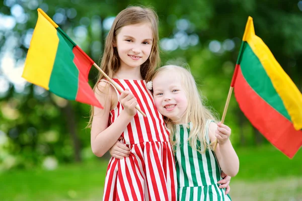 Petites sœurs tenant des drapeaux lituaniens — Photo