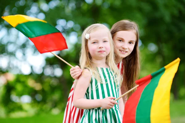 Little sisters Litvanyalı bayrakları holding — Stok fotoğraf