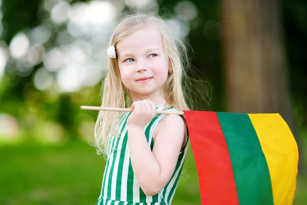 Petite fille tenant le drapeau lituanien — Photo