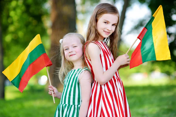 Irmãzinhas segurando bandeiras lituanas — Fotografia de Stock