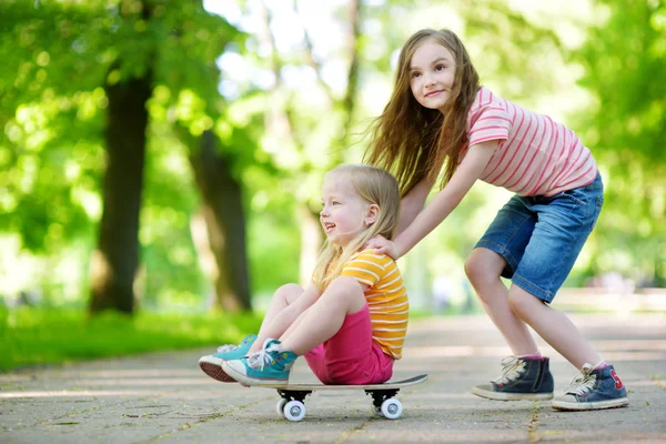 Hübsche kleine Schwestern, die Spaß haben — Stockfoto