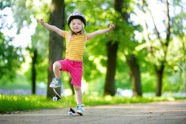 Hübsches kleines Mädchen lernt Skateboard — Stockfoto