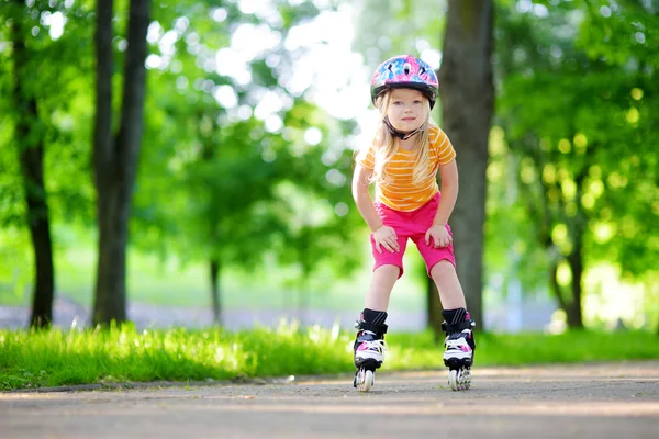 Маленька дівчинка вчиться кататися на роликах — стокове фото