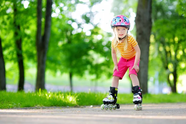 Kleines Mädchen lernt Rollschuhlaufen — Stockfoto