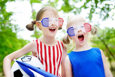 İki küçük futbol taraftarları