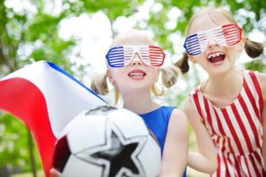 İki küçük futbol taraftarları