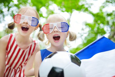 İki küçük futbol taraftarları