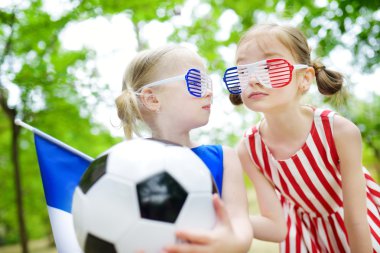 İki küçük futbol taraftarları