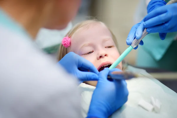 Petite fille se faisant examiner les dents — Photo