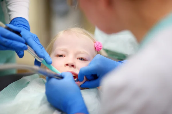 Petite fille se faisant examiner les dents — Photo