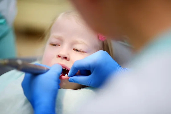 Petite fille se faisant examiner les dents — Photo