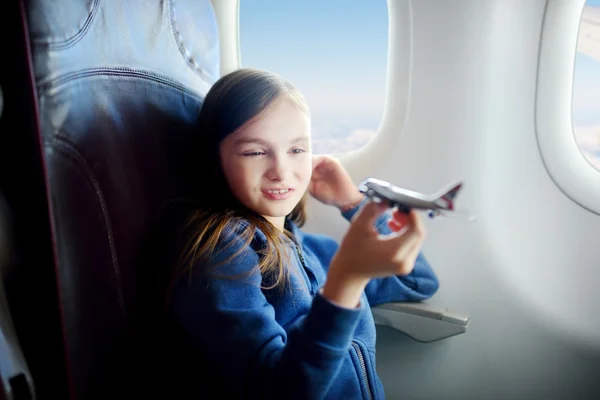 Niña viajando en un avión — Foto de Stock