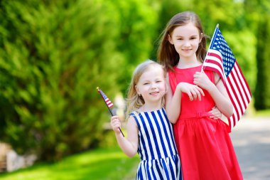 İki küçük kız Amerikan bayrakları holding