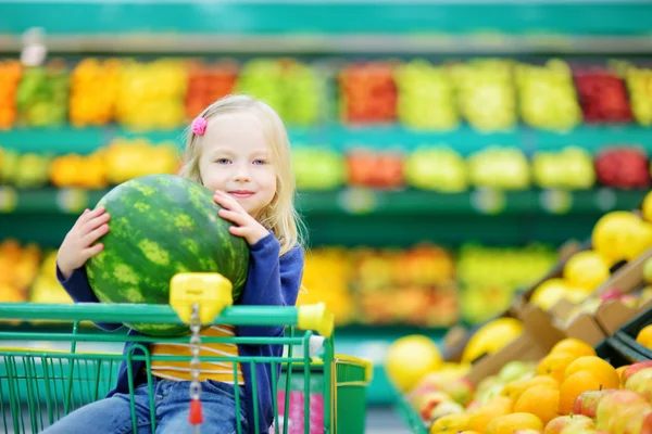 Liten flicka håller en vattenmelon — Stockfoto