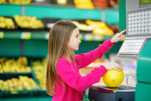 Cute little girl shopping — Stock Photo, Image