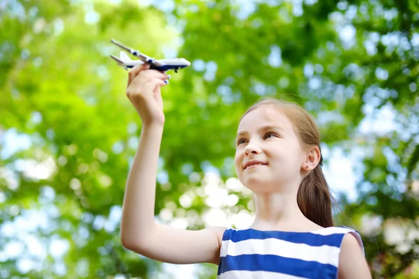 Niña jugando con avión de juguete — Foto de Stock