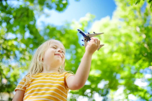 Küçük kız oyuncak uçak ile oynamak — Stok fotoğraf