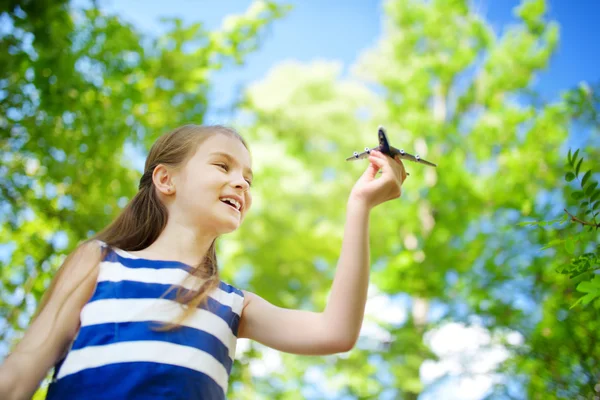 Niña jugando con avión de juguete — Foto de Stock