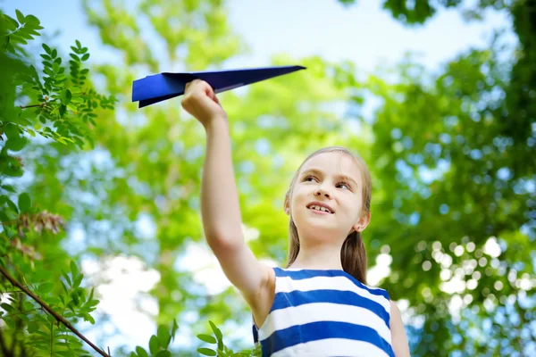 Μικρό κορίτσι παίζει με αεροπλάνο παιχνίδι — Φωτογραφία Αρχείου