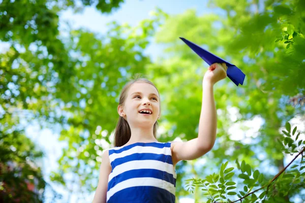 Meisje, spelen met speelgoed vliegtuig — Stockfoto