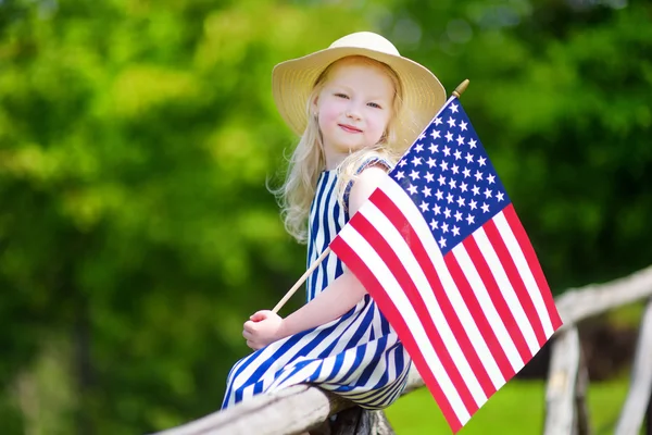 작은 소녀 들고 미국 국기 — 스톡 사진