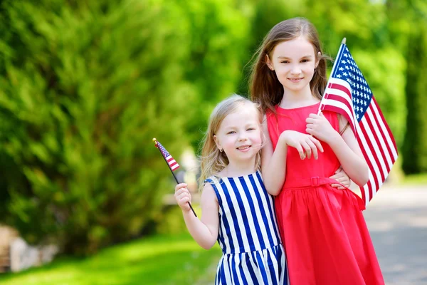 Dos hermanitas con banderas americanas — Foto de Stock