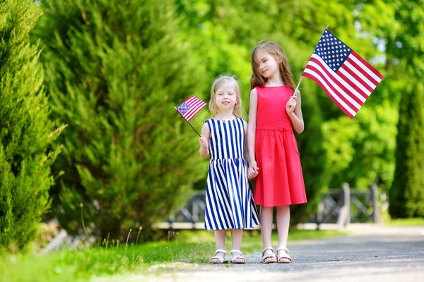 Дві сестри тримають американські прапори — стокове фото