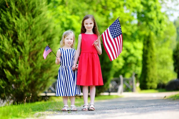 Dos hermanitas con banderas americanas — Foto de Stock