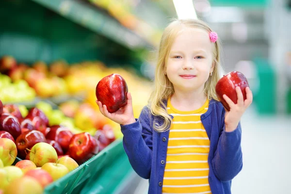 Menina escolhendo maçãs — Fotografia de Stock