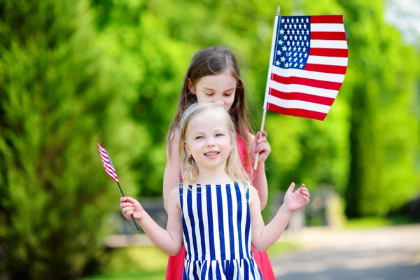 Dos hermanitas con banderas americanas — Foto de Stock