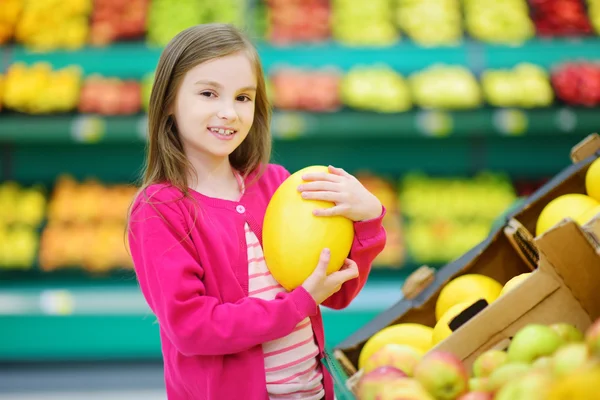 Bambina che sceglie un melone — Foto Stock