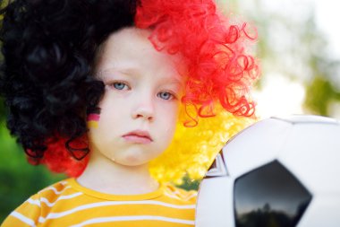 Üzgün küçük Alman çocuk ağlıyor 