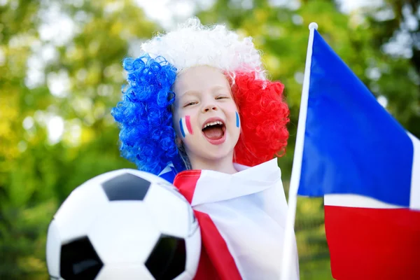 Engraçado menina apoiando equipe de futebol — Fotografia de Stock