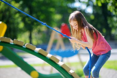 eğlenceli bir oyun olan küçük bir kız