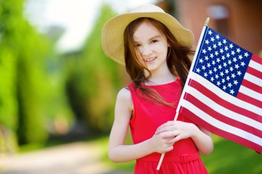 sevimli küçük kız giyiyor şapka