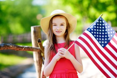 sevimli küçük kız giyiyor şapka