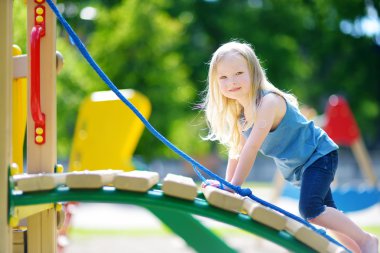 eğlenceli bir oyun olan küçük bir kız
