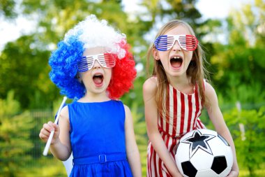 küçük kız futbol takımı destekleyen