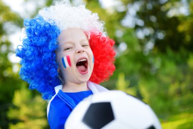 Küçük kız destekleyici futbol takımı