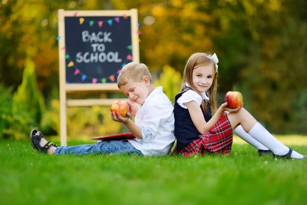 Bambini che tornano a scuola — Foto Stock