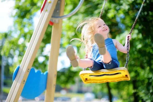 Niña divirtiéndose en un parque infantil —  Fotos de Stock