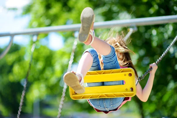 Petite fille s'amuser sur une aire de jeux — Photo
