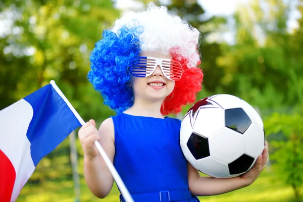 Menina apoiando equipe de futebol — Fotografia de Stock